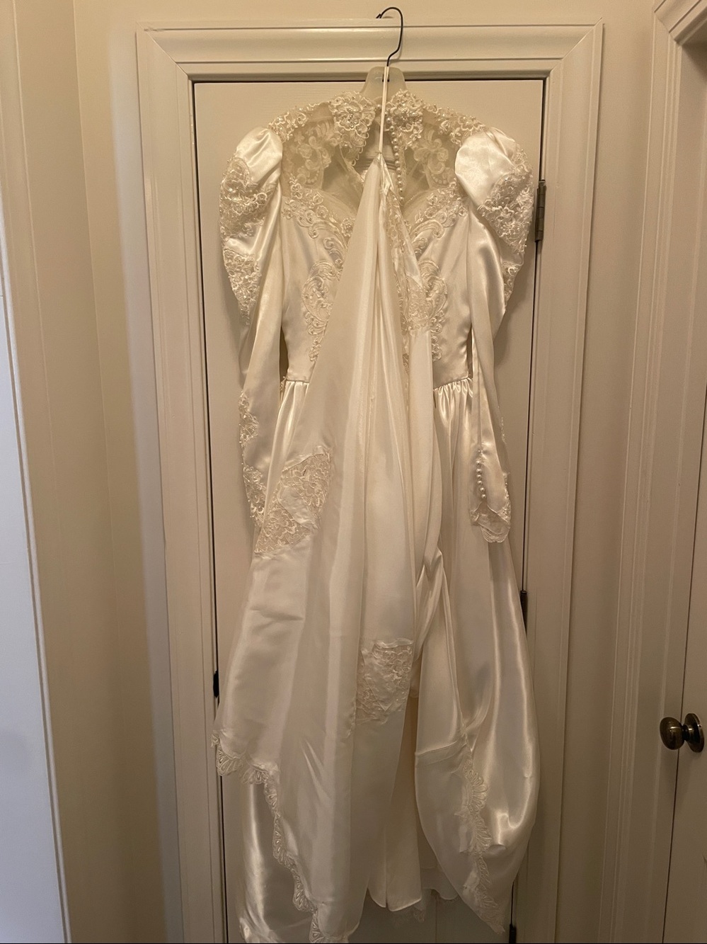 Wedding Dress  Ivory Satin Lace - Puff Sleeves - Picture 8 of 16